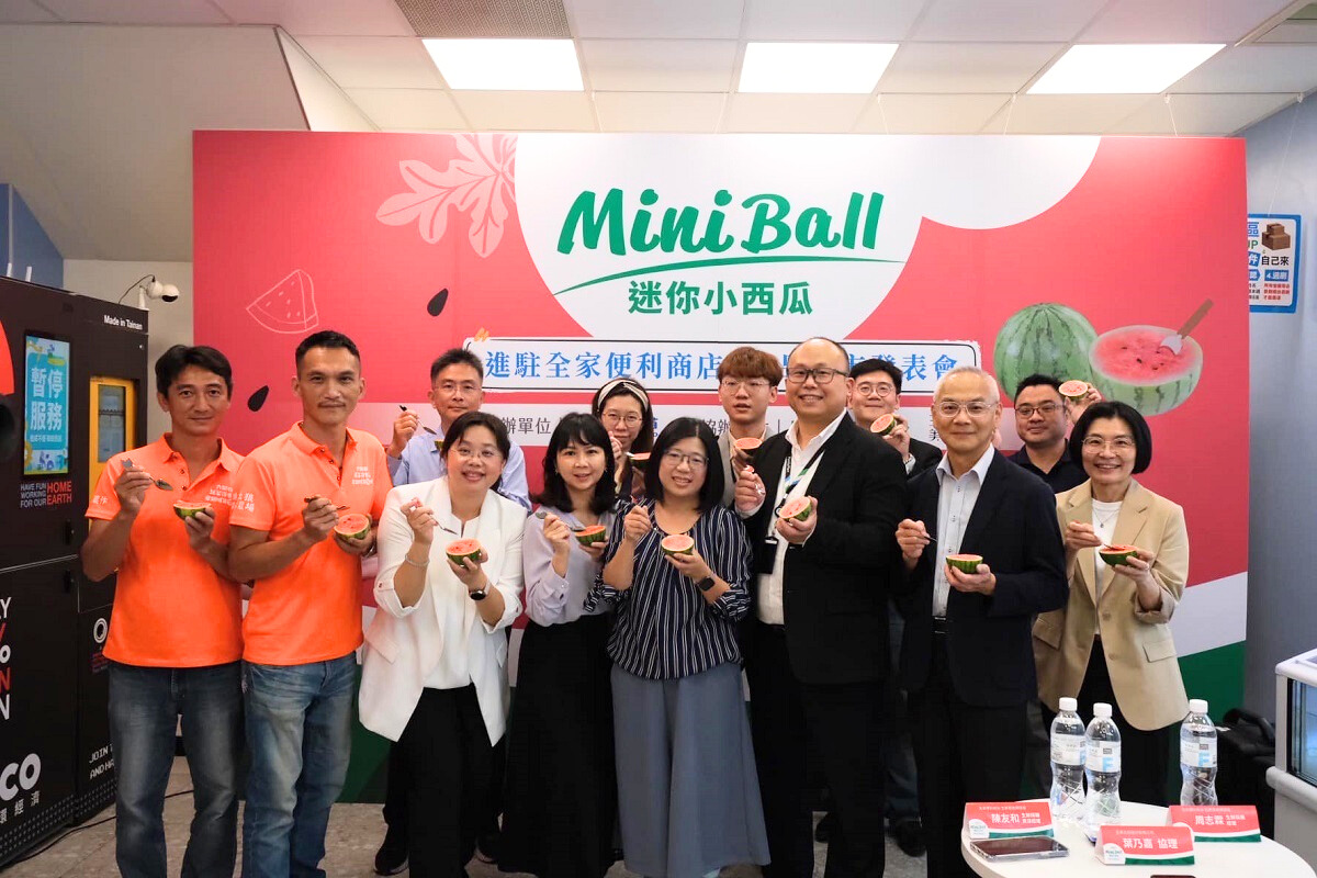 ▲農友種苗股份有限公司與全家便利商店於3月29日在全家板橋廣榮店舉辦「Miniball迷你小西瓜進駐全家便利商店新品上市發表會」。（圖：翻攝自農友種苗股份有限公司FB粉絲團）