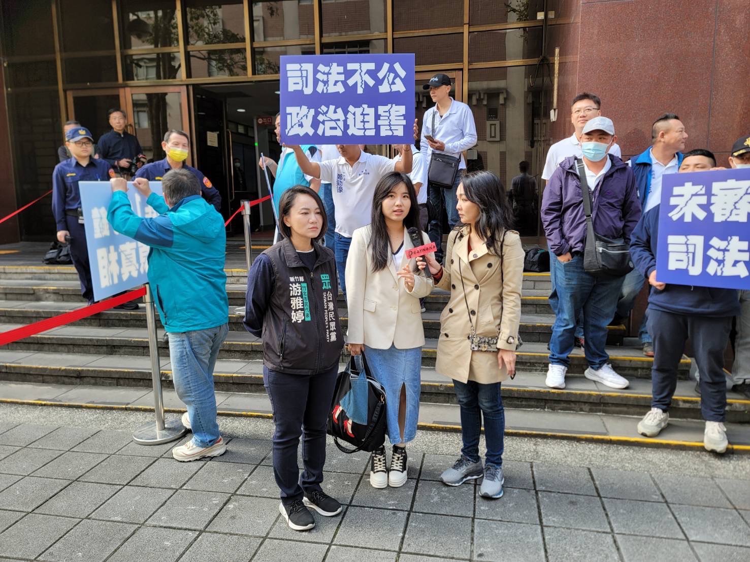 民眾黨新竹市議員宋品瑩(中)對高虹安助理 費案看到有些媒體報導似在帶風向,指只要法官基於專業及良知,相信一定能做出公正的判決。圖/民眾黨新竹市黨部提供