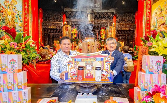 大甲媽祖遶境 新光人壽『瓶』安相挺 安心有保障