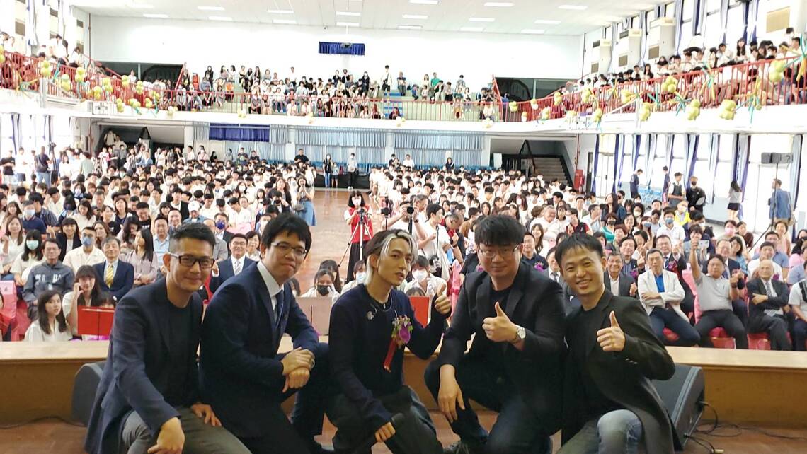 漾新聞|林宥嘉獲頒鳳中高中傑出校友 昔日搖滾樂團含台大醫師五人組演唱學弟妹校友也瘋狂!