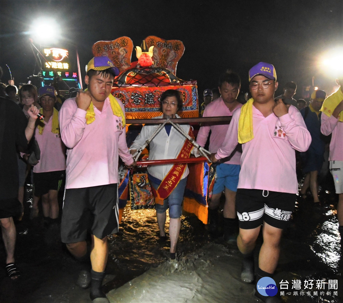 彰化南瑤宮「三媽」潦溪萬人跟隨，縣長王惠美扶轎過濁水溪。