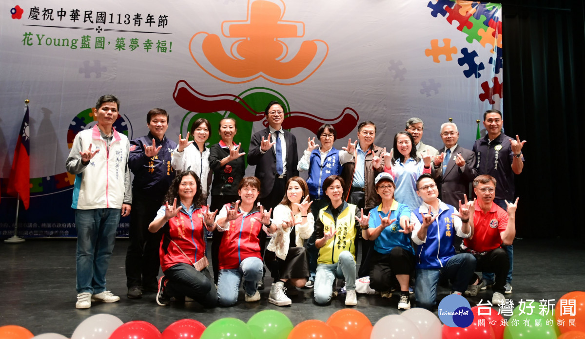 市長與來賓合影。<br /><br /> <br /><br />