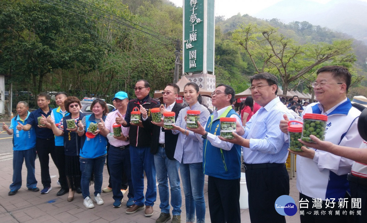 貴賓們品嘗自己製作的脆梅。（記者吳素珍攝）<br /><br /> <br /><br /> 