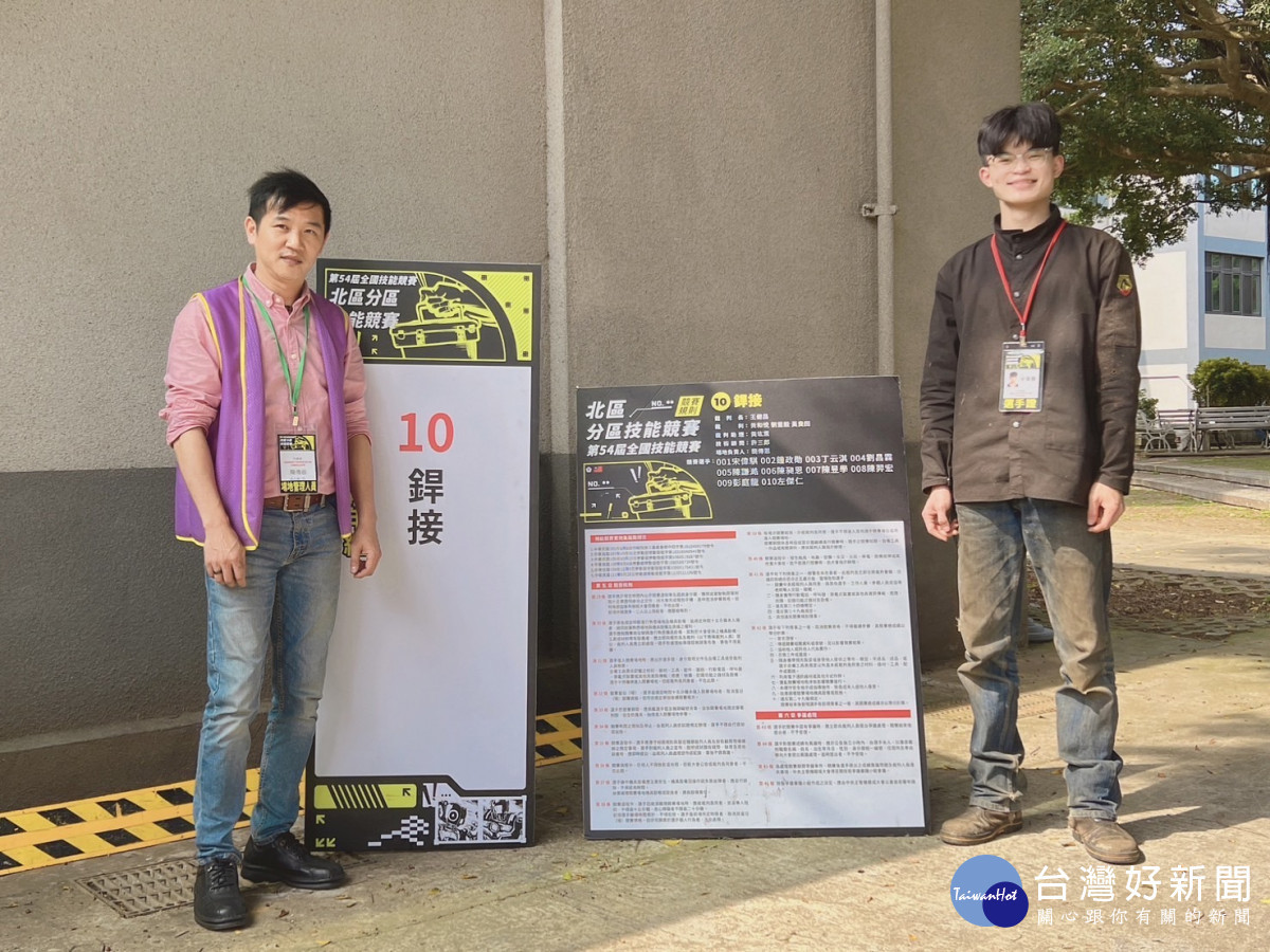 桃竹苗分署銲接職類培訓選手宋偉騏(右)拿下金牌，他感謝簡傳恩老師(左)對他培訓與鼓勵。