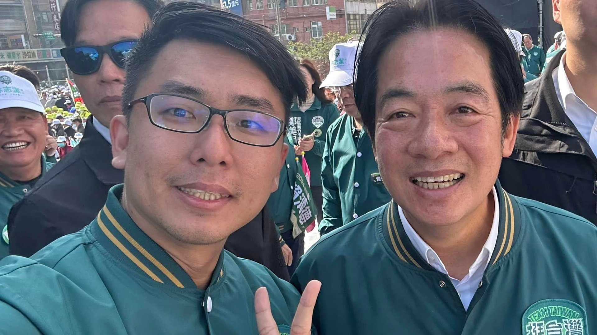 新竹市議員劉崇顯(左)29日宣布退出綠黨,總統大選期間他力挺民進黨候選人賴清德(右)。翻攝劉崇顯臉書