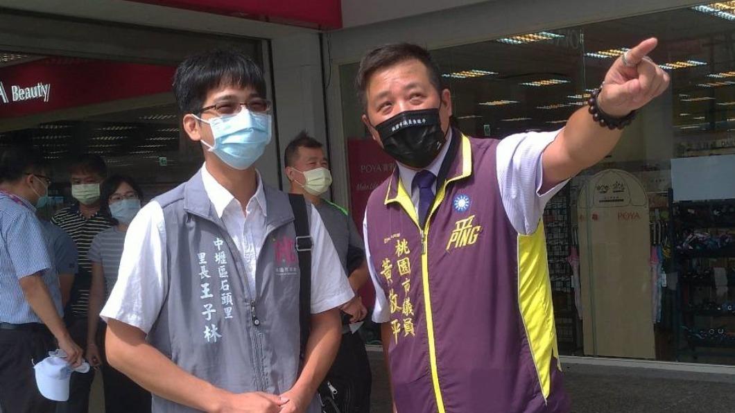 桃園市中壢區石頭里長王子林(左)罷免案30日通過。翻攝石頭里長工友記錄臉書