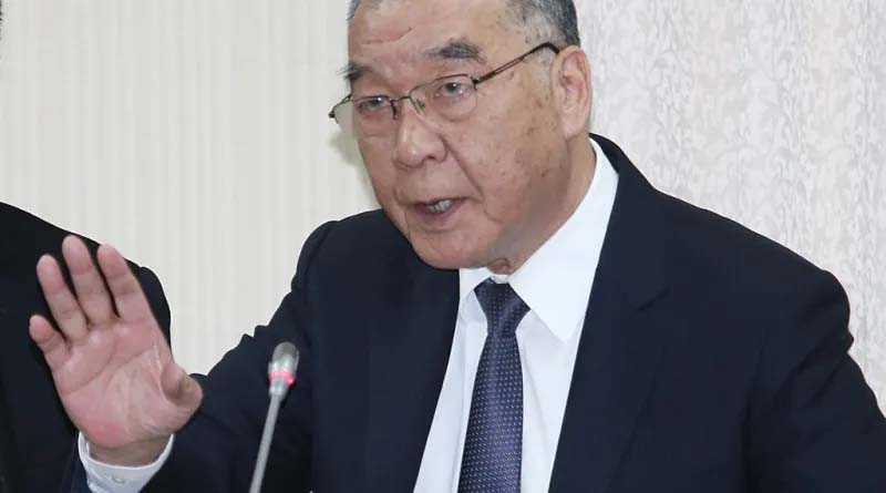 現在正值520新舊政府交接前夕,輿論質疑是不是民進黨內搶位子搶得太兇,有人覬覦國防部長的位子,希望邱國正為兒子之錯下台負責。