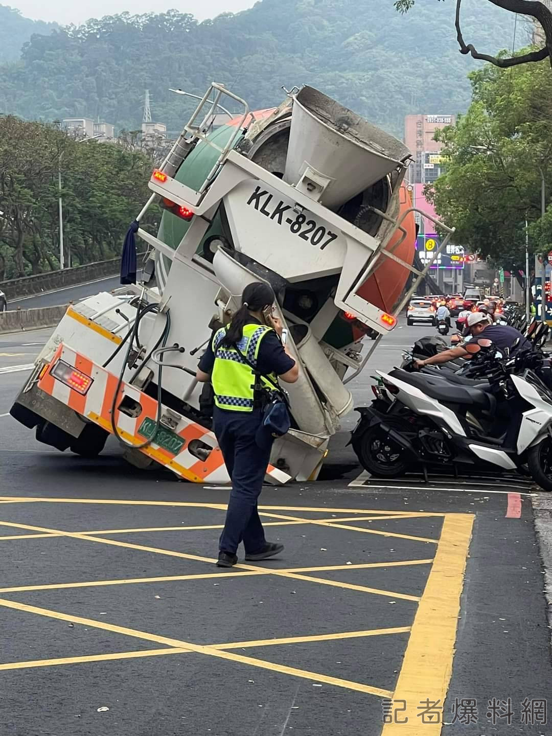 水泥車 路面塌陷