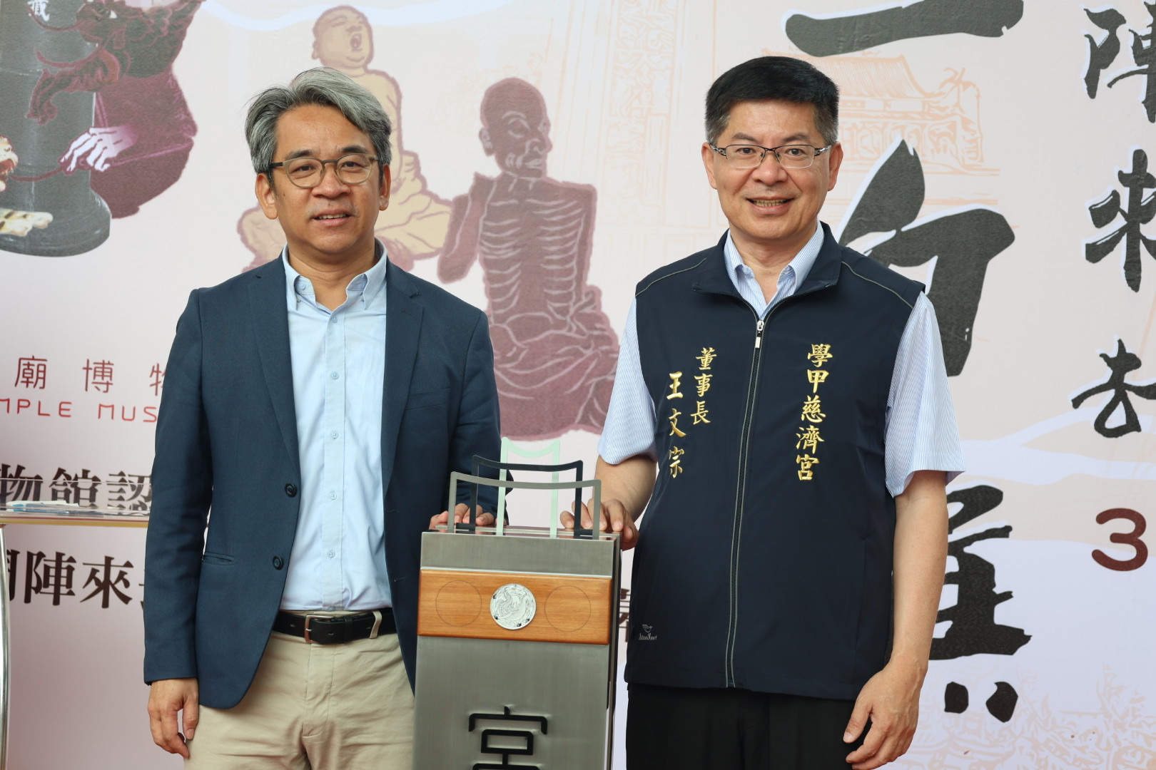 ▲台南市府文化局長謝仕淵在學甲慈濟宮舉辦「宮廟博物館認證」授證儀式，由董事長王文宗代表授證。（圖／記者陳彥霖翻攝）