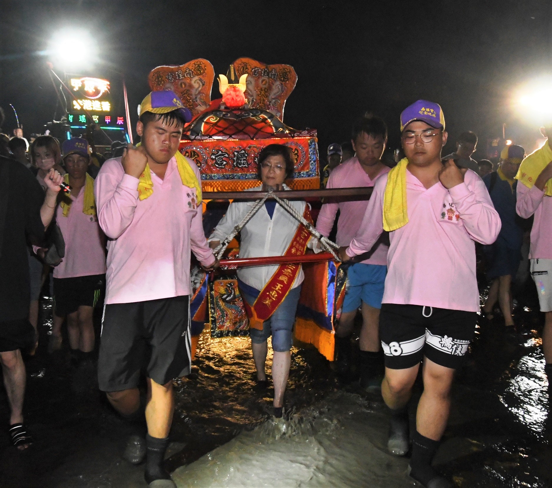 ▲彰化南瑤宮今年遶境重頭戲「潦溪」活動,在吆喝聲中,帶領著南瑤宮進香隊伍與上萬名信眾,浩浩蕩蕩往濁水溪出發,展開獨特「進香潦溪」之旅。(記者張溎壕攝)