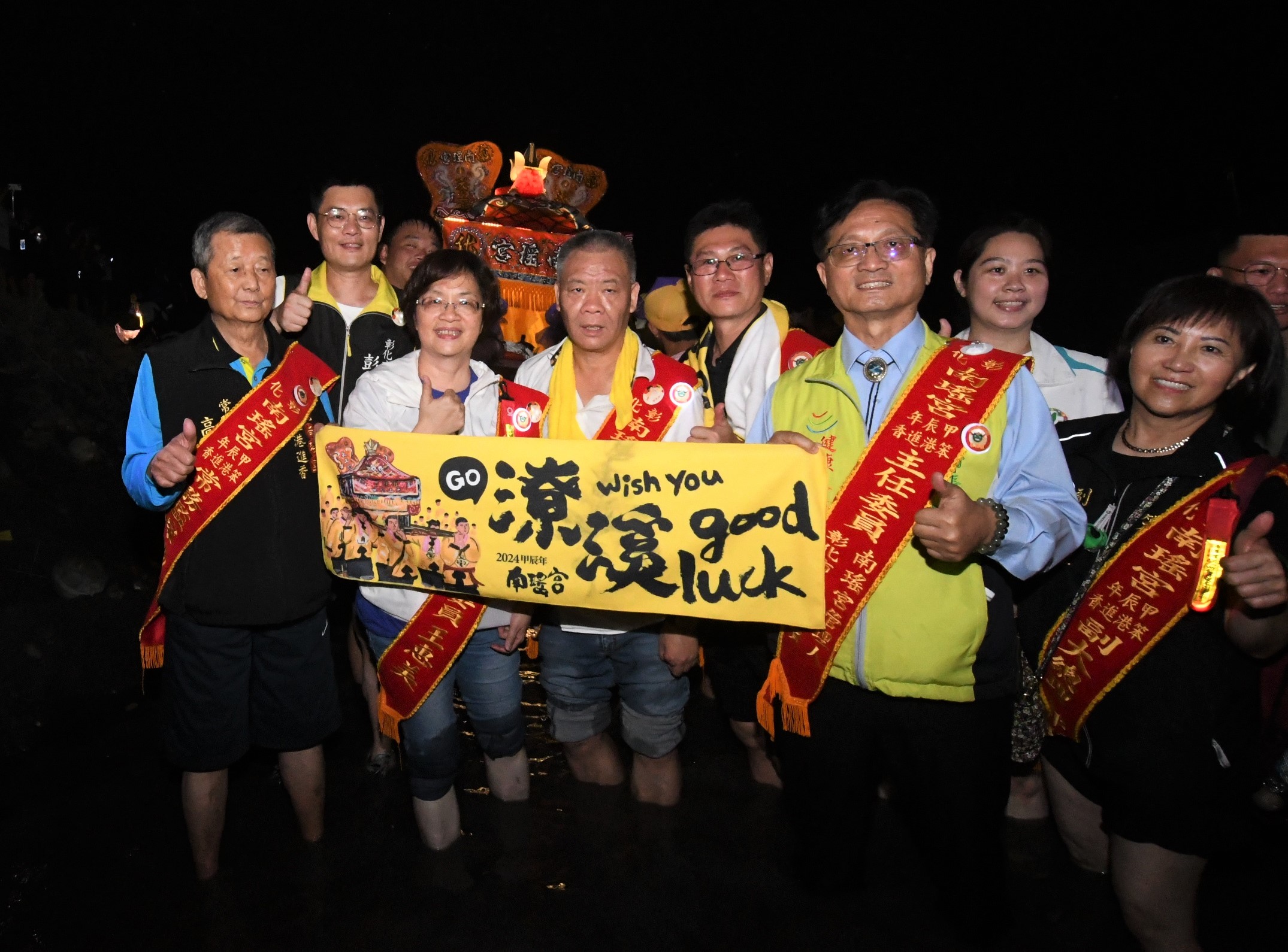 ▲彰化南瑤宮今年遶境重頭戲「潦溪」活動，在吆喝聲中，帶領著南瑤宮進香隊伍與上萬名信眾，浩浩蕩蕩往濁水溪出發，展開獨特「進香潦溪」之旅。（記者張溎壕攝）