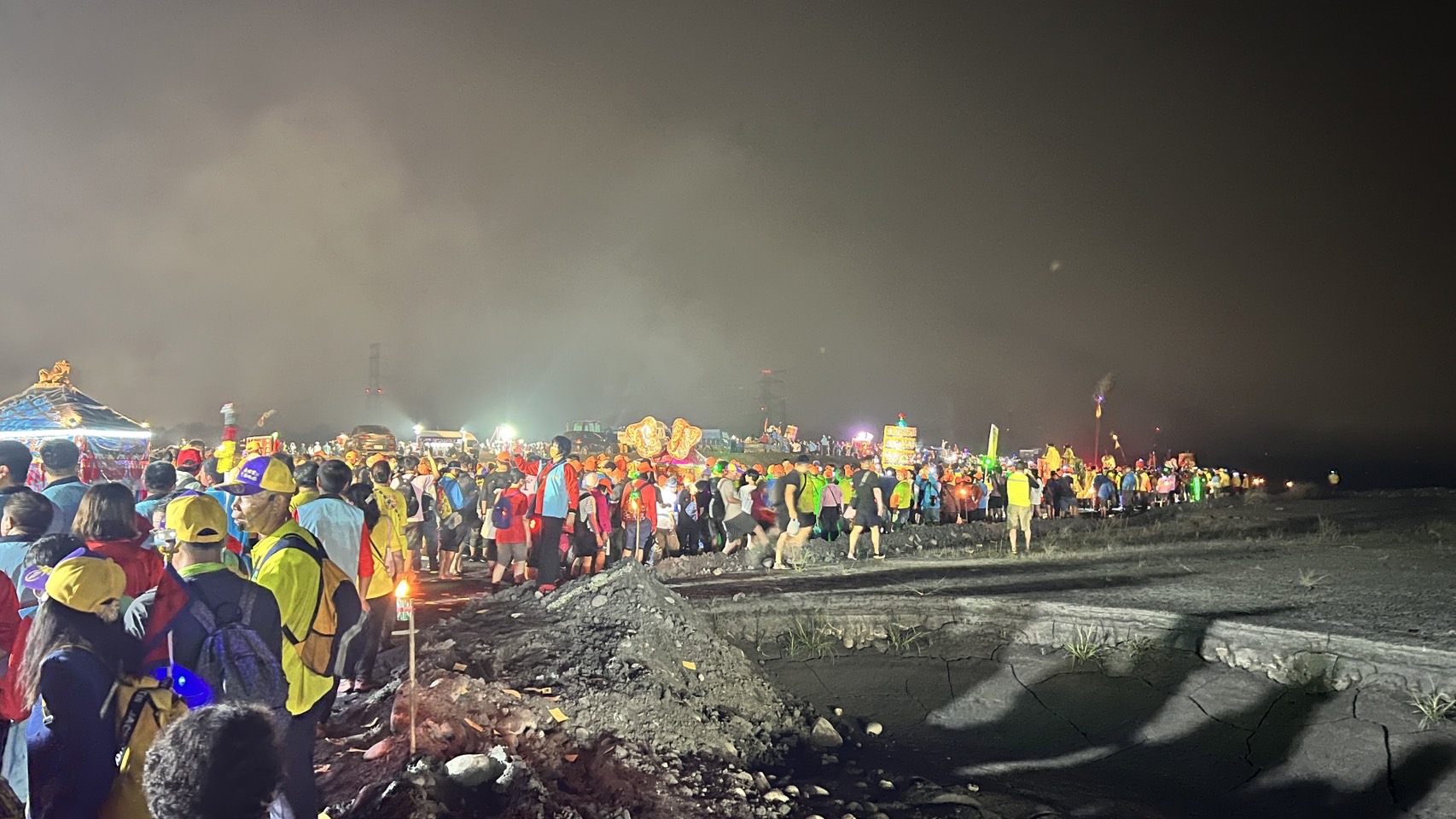 ▲彰化南瑤宮今年遶境重頭戲「潦溪」活動，在吆喝聲中，帶領著南瑤宮進香隊伍與上萬名信眾，浩浩蕩蕩往濁水溪出發，展開獨特「進香潦溪」之旅。（記者張溎壕攝）