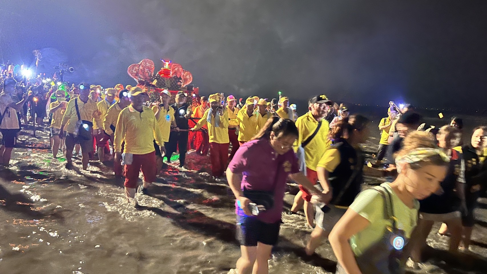 ▲彰化南瑤宮今年遶境重頭戲「潦溪」活動，在吆喝聲中，帶領著南瑤宮進香隊伍與上萬名信眾，浩浩蕩蕩往濁水溪出發，展開獨特「進香潦溪」之旅。（記者張溎壕攝）