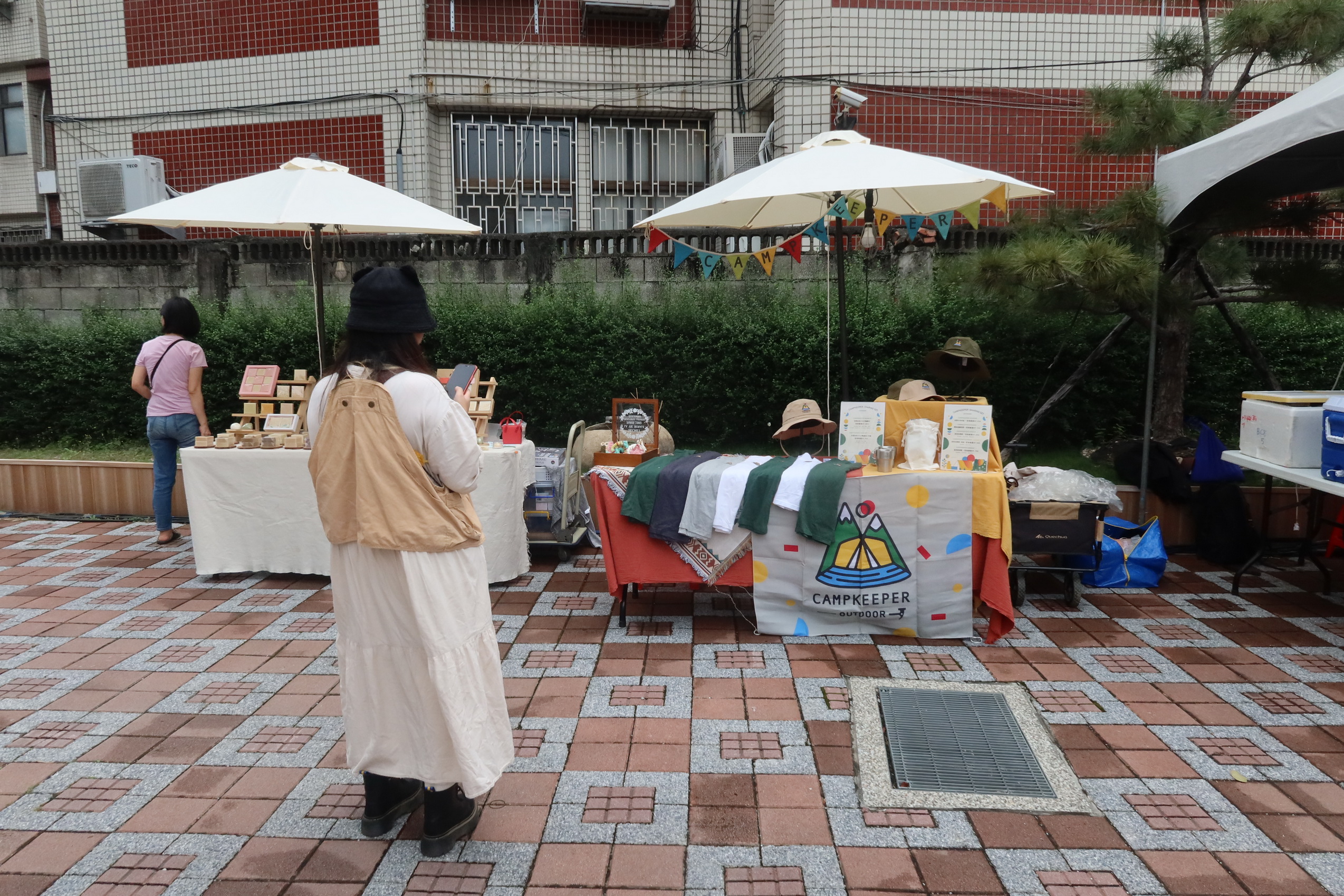 ▲彰化縣議會舉辦「與民同行」活動，首次開放議會露營，邀請脫口秀演員賀瓏與多名縣議員開講，盼以活潑開放方式討論公共議題。（記者張溎壕攝）