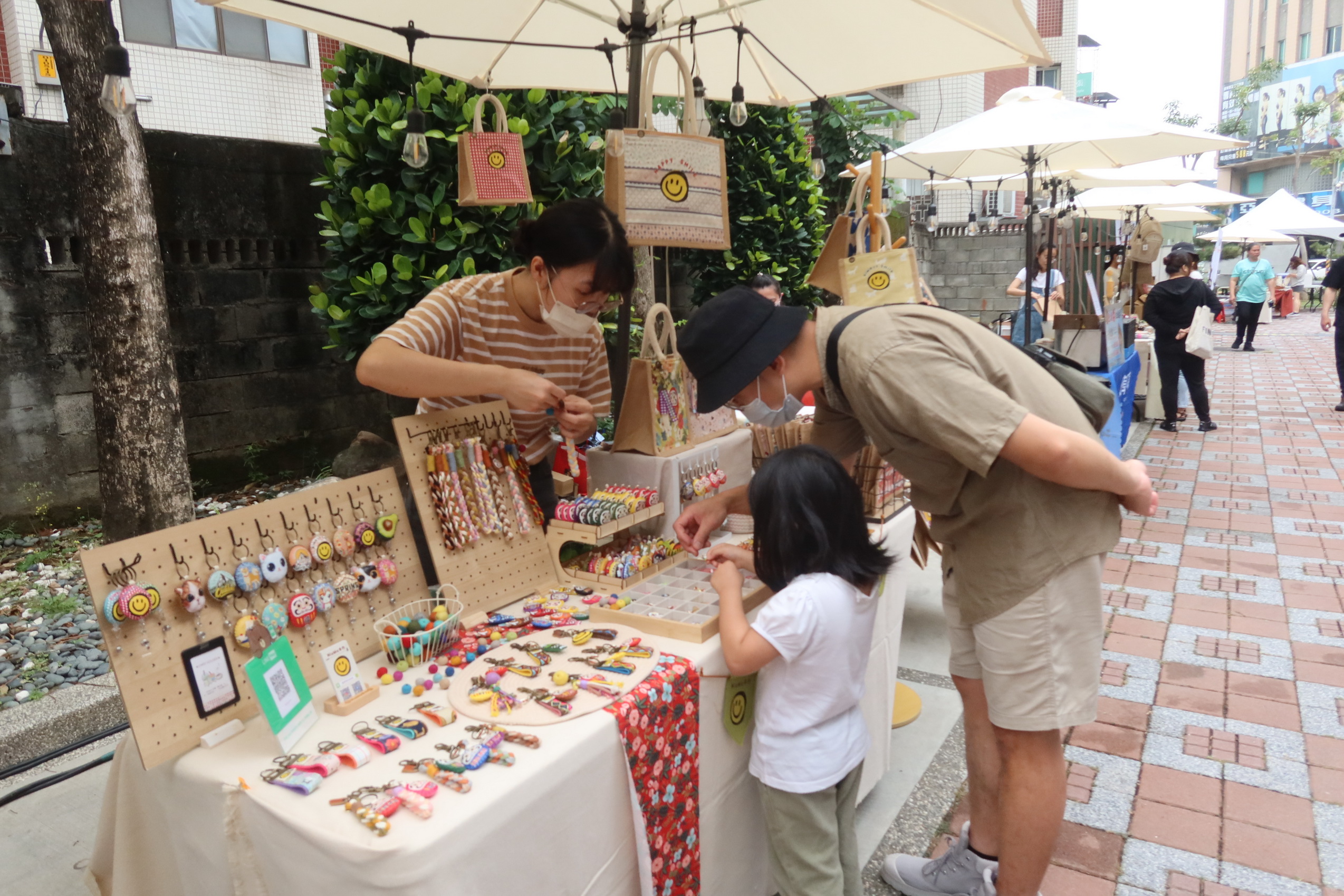 ▲彰化縣議會舉辦「與民同行」活動，首次開放議會露營，邀請脫口秀演員賀瓏與多名縣議員開講，盼以活潑開放方式討論公共議題。（記者張溎壕攝）