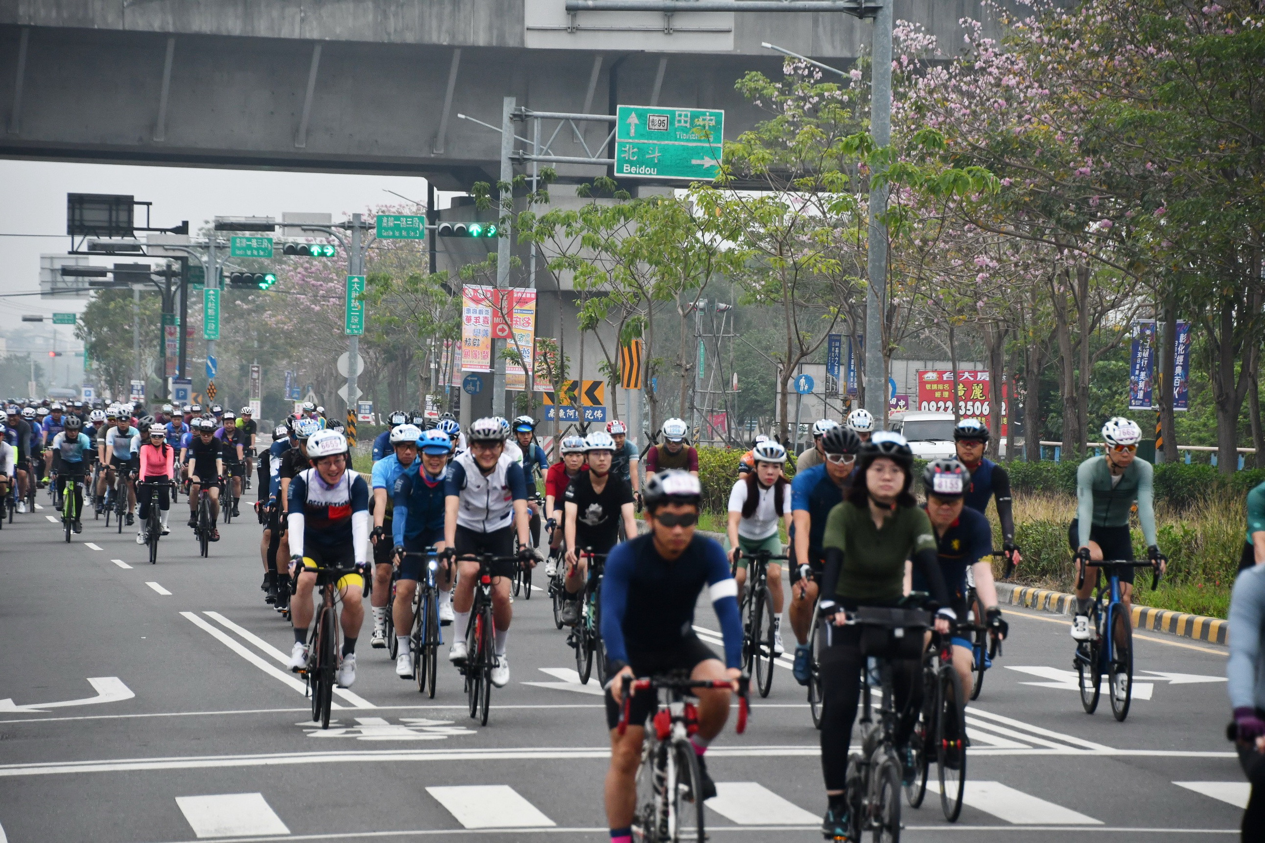 ▲美利達彰化經典百K單車自我挑戰在彰化彰高二號公園登場，吸引來自18國共5千多名車友，「騎」聚一堂。（彰化縣政府提供）