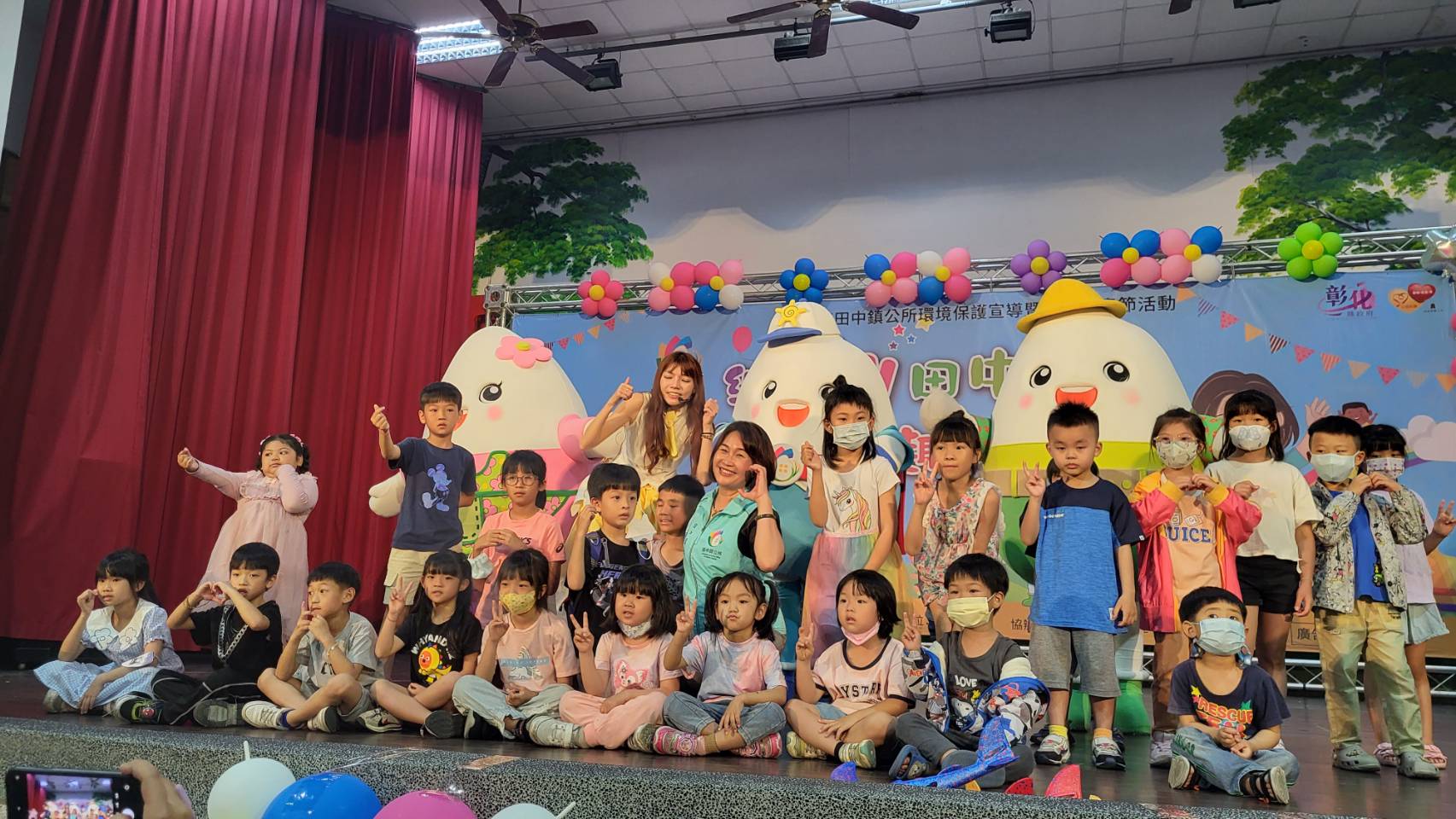▲「2024綻FUN田中 藝童趣玩樂」活動，在田中國小熱鬧登場，吸引了眾多家庭和小朋友的參與，現場熱鬧非凡，笑聲不絕於耳。（記者張溎壕攝）