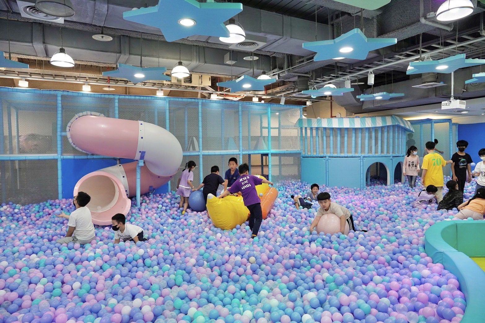 遠百中山店、追風奇幻島樂園　攜手新北社會局　倡導零暴力空間