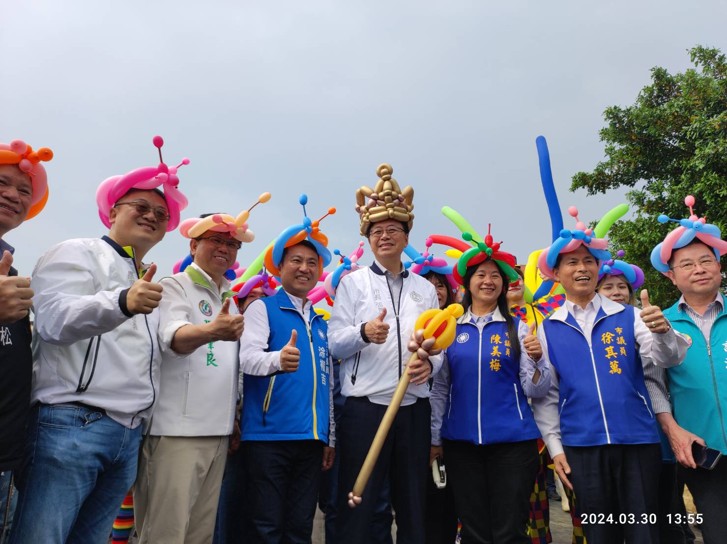 溪海花卉農遊趣「花間遊記」　張善政與大玩偶踩街為毛毛蟲館揭幕
