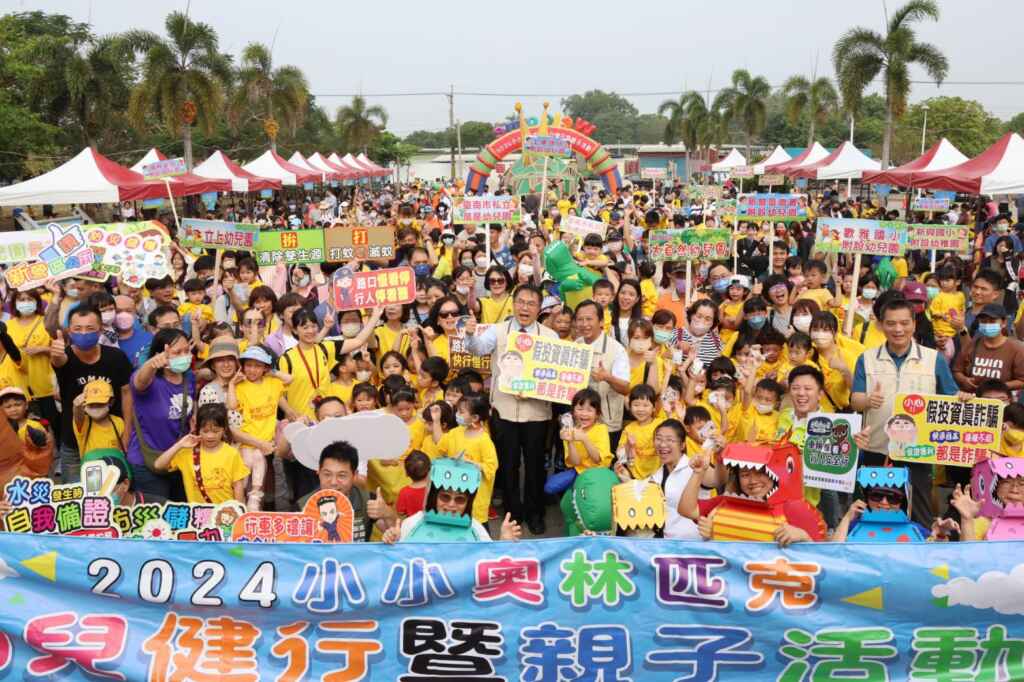 ▲臺南市長黃偉哲特別帶糖果到場為幼兒加油，立委陳亭妃及市議員沈家鳳、李宗翰、王宣貿也到場關心。（台南市政府提供）