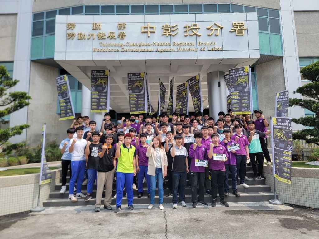 ▲中彰投分署在全國技能競賽中區分賽中勇奪23金27銀18銅29優勝,選手們開心的與劉秀貞分署長合影留念。(中彰投分署提供)