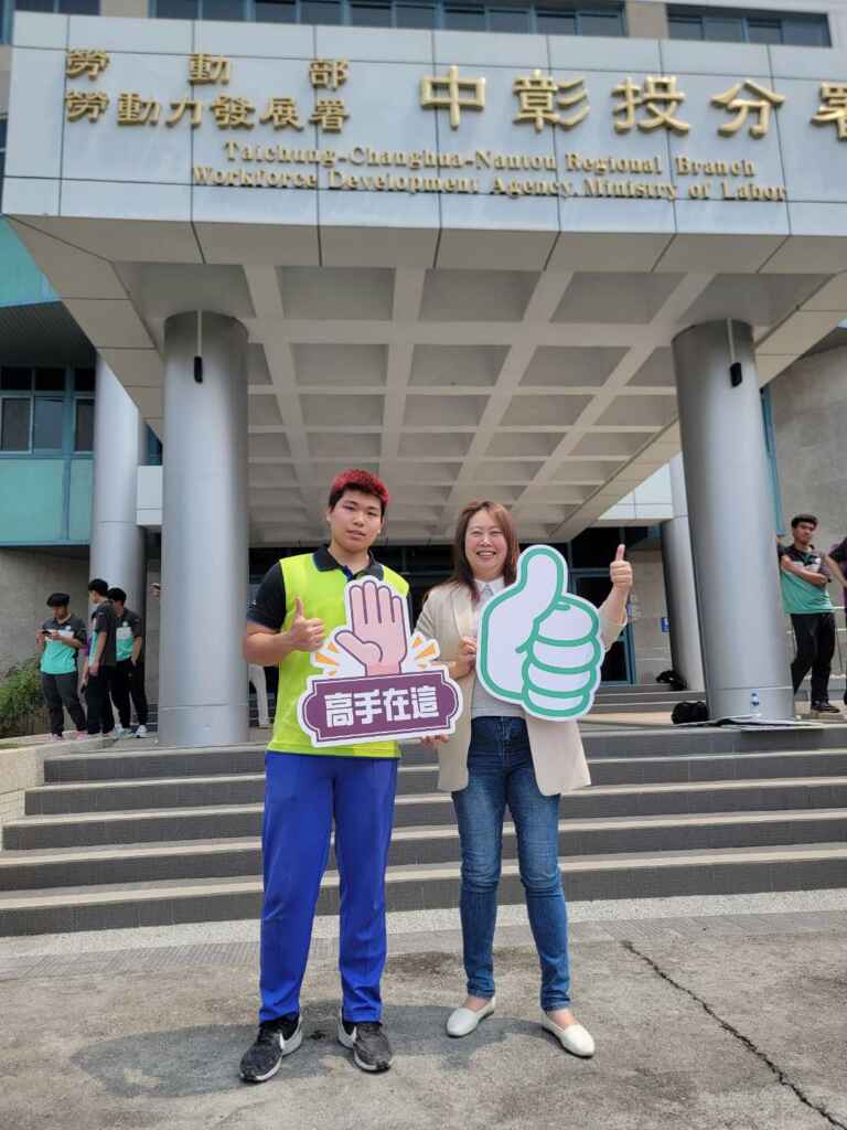 ▲中分署劉秀貞分署長勉勵獲得門窗木工職類金牌選手蘇光雄在全國賽再創佳績。（中彰投分署提供）