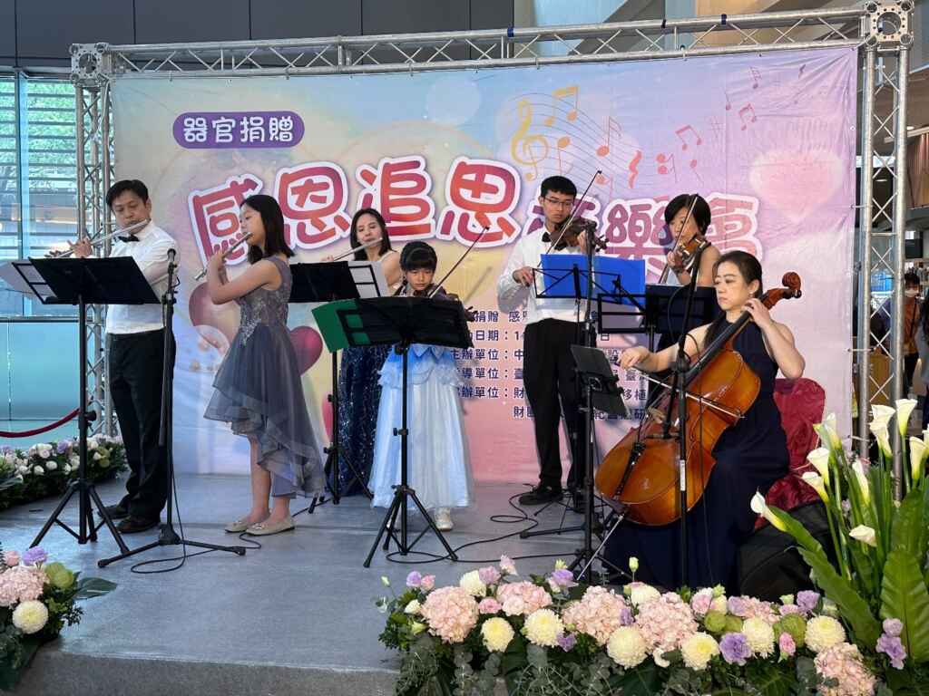 ▲由鄭琬琪老師及施宜君老師帶領幸運草樂魔坊，公益演出大愛樂章，感謝捐贈者無私奉獻的大愛。（中醫大附醫提供）