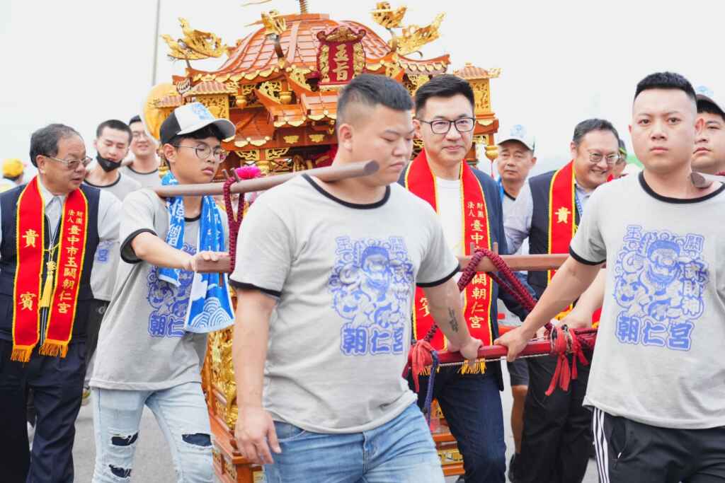 ▲ 立法院副院長江啟臣、台中市副市長鄭照新及台中市民政局長吳世瑋，前往台中與草屯交界烏溪橋扶轎送駕。（記者廖妙茜翻攝）