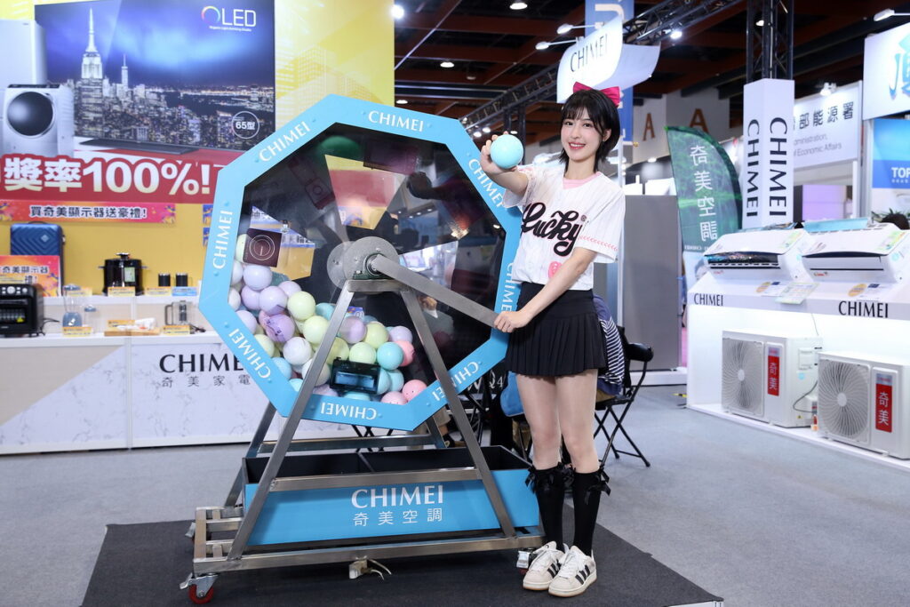 CHIMEI奇美家電推廣大使「LOLO」現場體驗奇美瘋狂摩天輪超級扭蛋活動,展期購買奇美空調、顯示器、洗冰、小家電產品,滿額即可抽大獎OLED天天送,超過300個千元獎項、中獎率100_