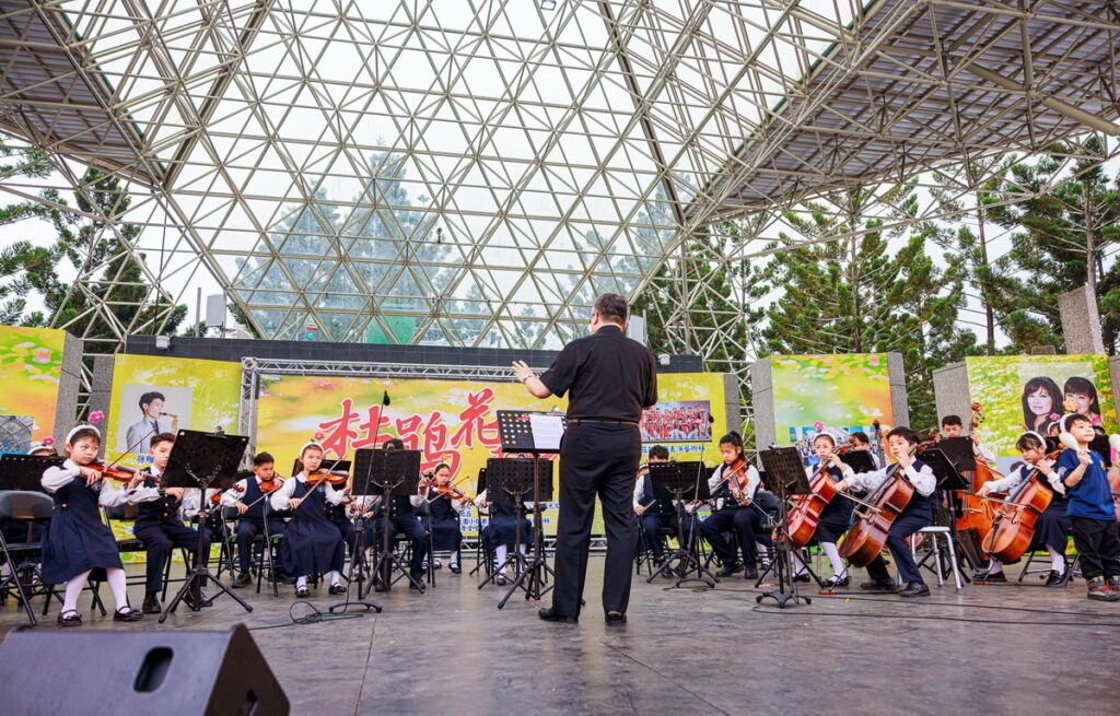 臺北市光復國小弦樂團演奏「小小世界」組曲