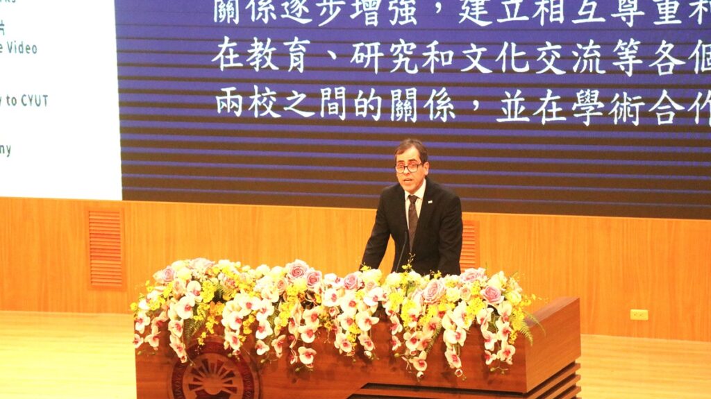朝陽科技大學喜迎30周年校慶，德國雷根斯堡大學(OTH Regensburg)校長Prof. Ralph SCHNEIDER致詞。（圖/陳惠玲攝影）