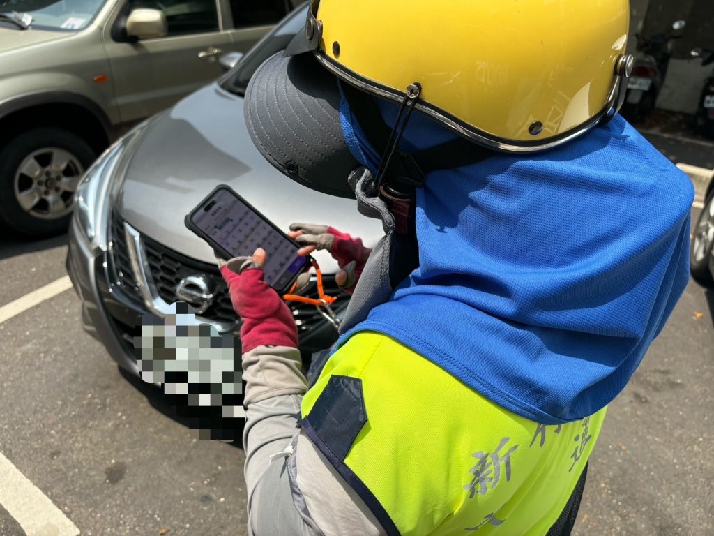 竹市全國首創引進智慧型手機iPhone 15開停車單。（圖/記者林照東翻攝）