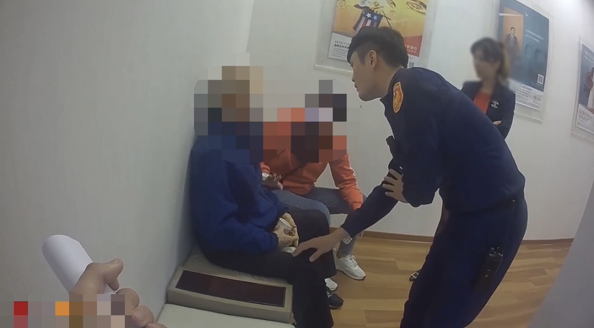 海山派出所警員成功攔阻兩起詐騙案，保護民眾財產安全。(圖/記者徐煜勝翻攝)