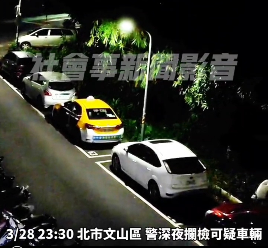 興隆派出所於3月28日晚間接獲報案後派員前往福興路處理可疑車輛聚集情況。(記者黃荷琇 翻攝)