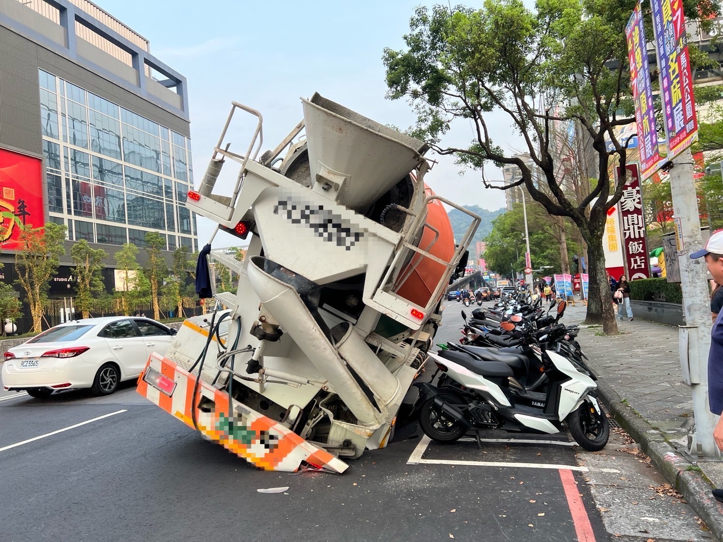 車輛嚴重傾斜所幸沒波及ㄧ旁車輛行人。(記者徐煜勝翻攝)