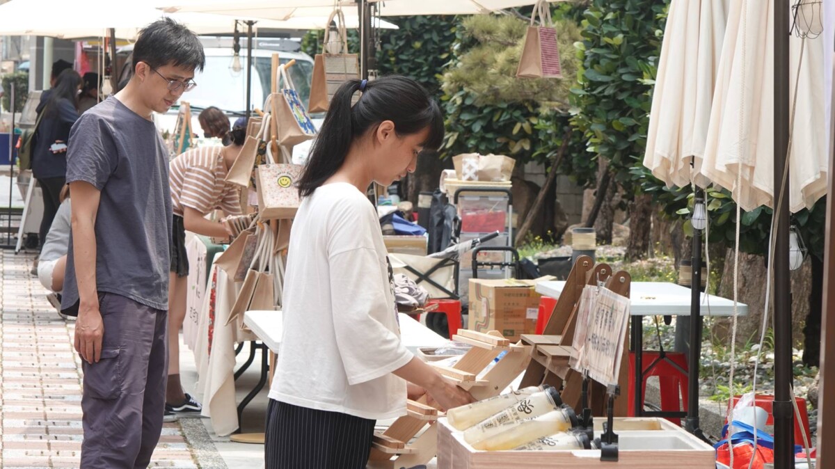 ▲彰化縣議會「與民同行」活動,安排特色市集、美食餐車開啟序幕。(記者林明佑攝)