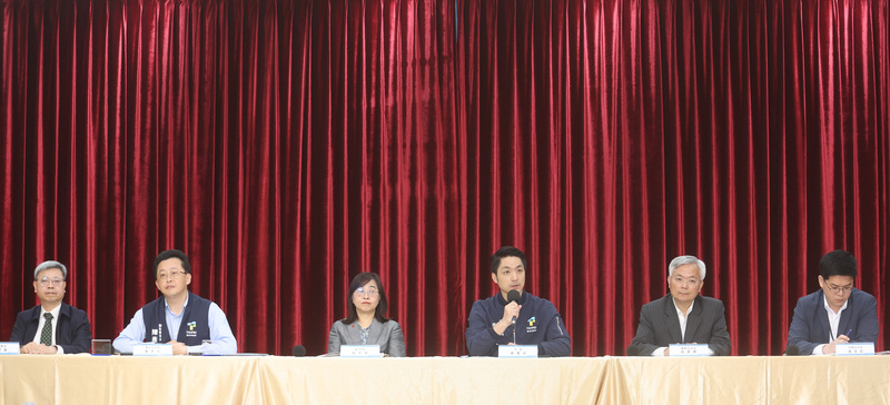 寶林茶室食物中毒案持續延燒,台北市政府30日下午舉行記者會對外說明最新進展,台北市長蔣萬安(右3)、副市長林奕華(左3)、衛生局長陳彥元(左2)等人出席說明。 圖/中央社