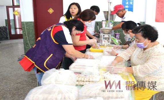 同濟人挽袖手做愛心水餃 發送弱勢族群和長青食堂