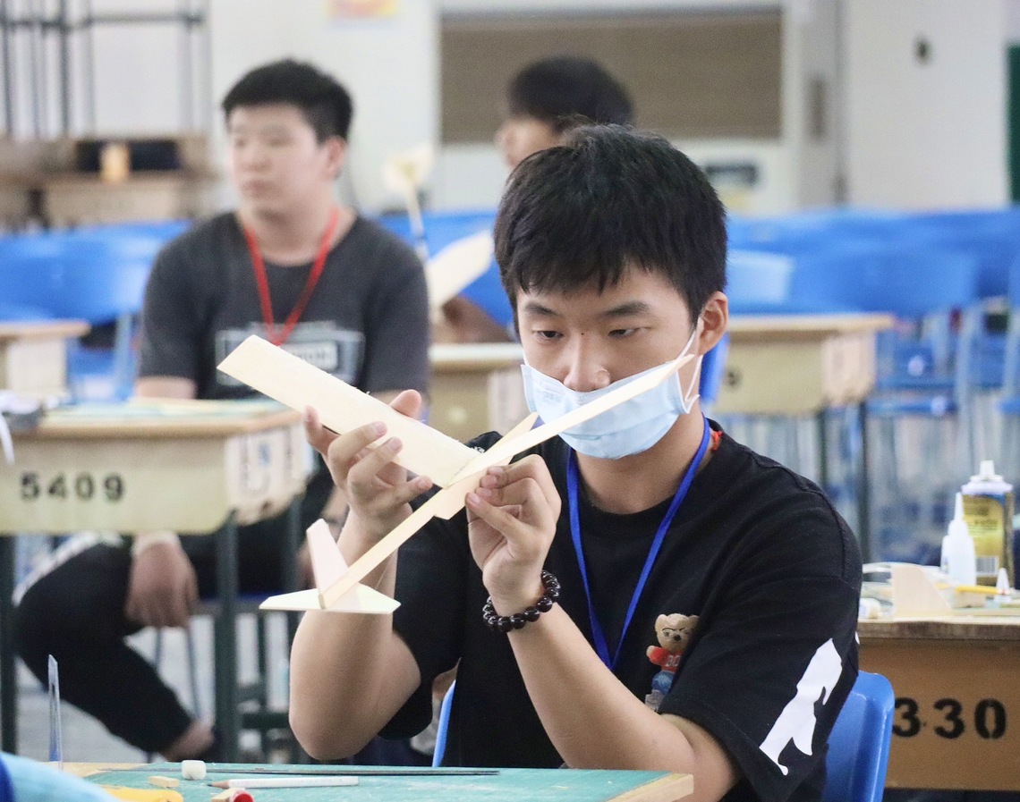 漾新聞|高雄市手擲機飛行大賽大榮中學登場 121國中小學生動手造機挑戰滯空飛行