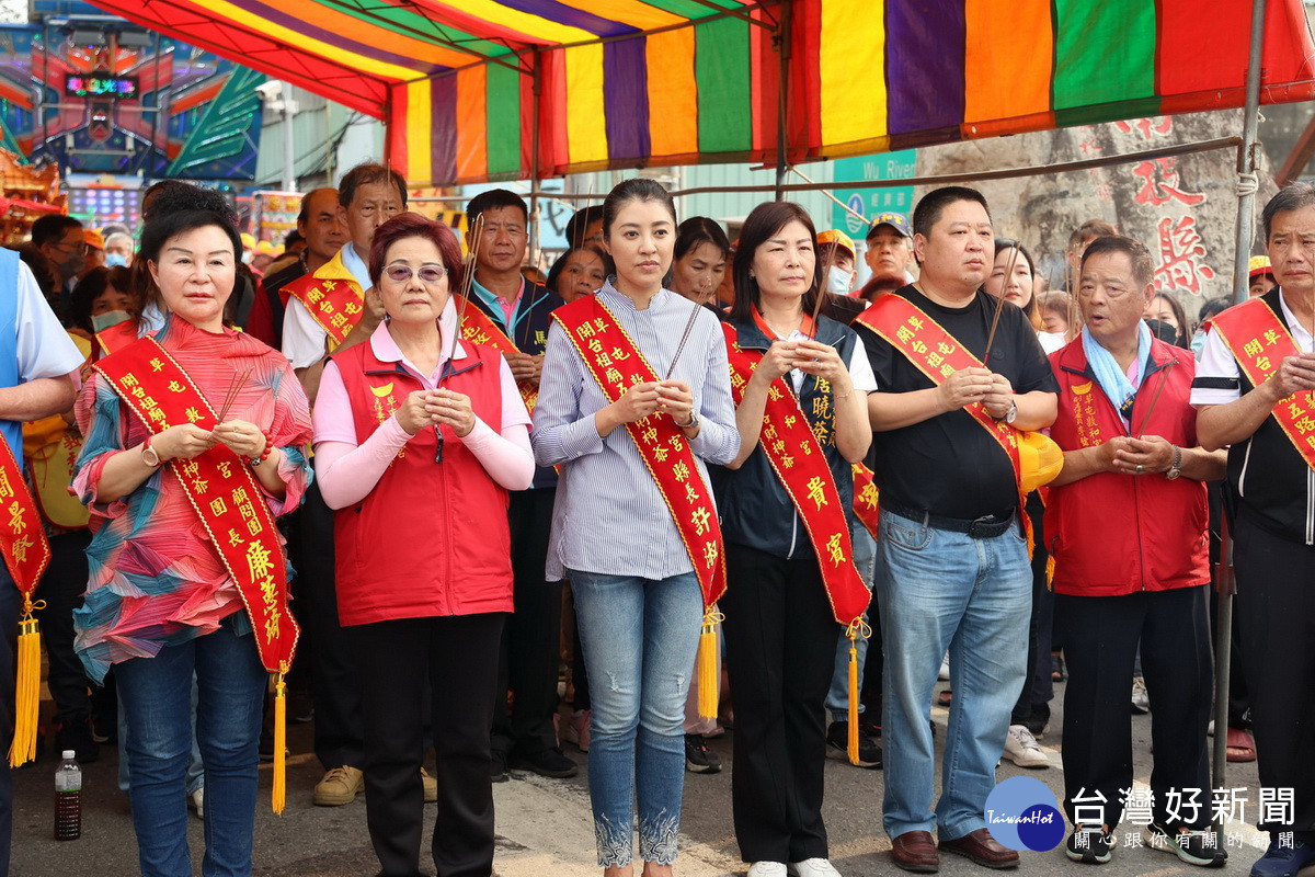 許縣長與地方民代信眾虔敬迎駕。（縣府提供）