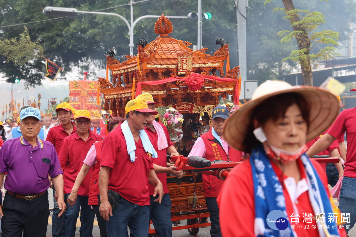 敦和宮迎駕隊伍盛大。(縣府提供)