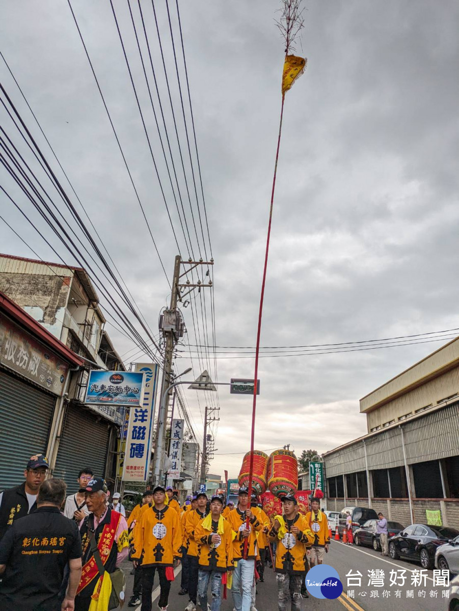 彰化南瑤宮開基三媽潦溪回鑾,下午三點多彰化市區繞境,上千民眾跪拜獻花迎轎。