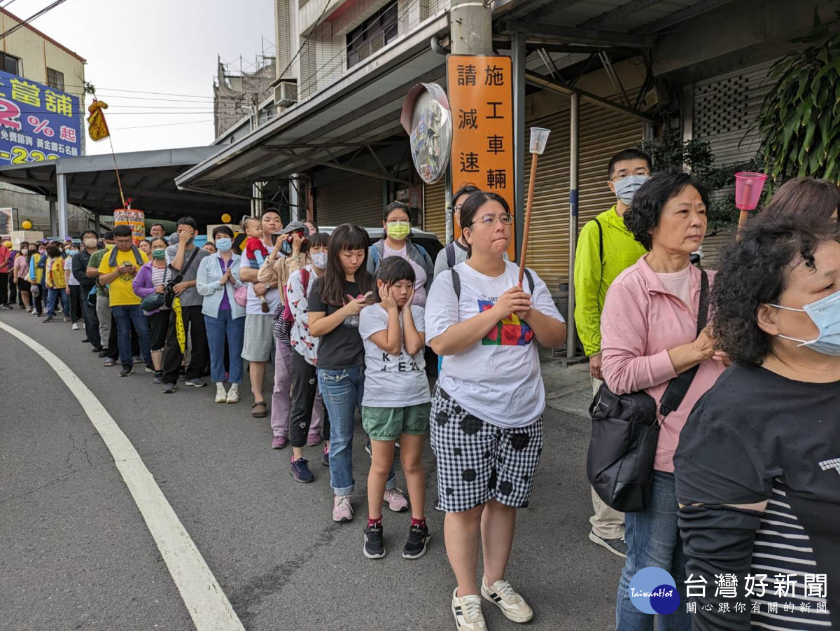 彰化南瑤宮開基三媽潦溪回鑾,下午三點多彰化市區繞境,上千民眾跪拜獻花迎轎。