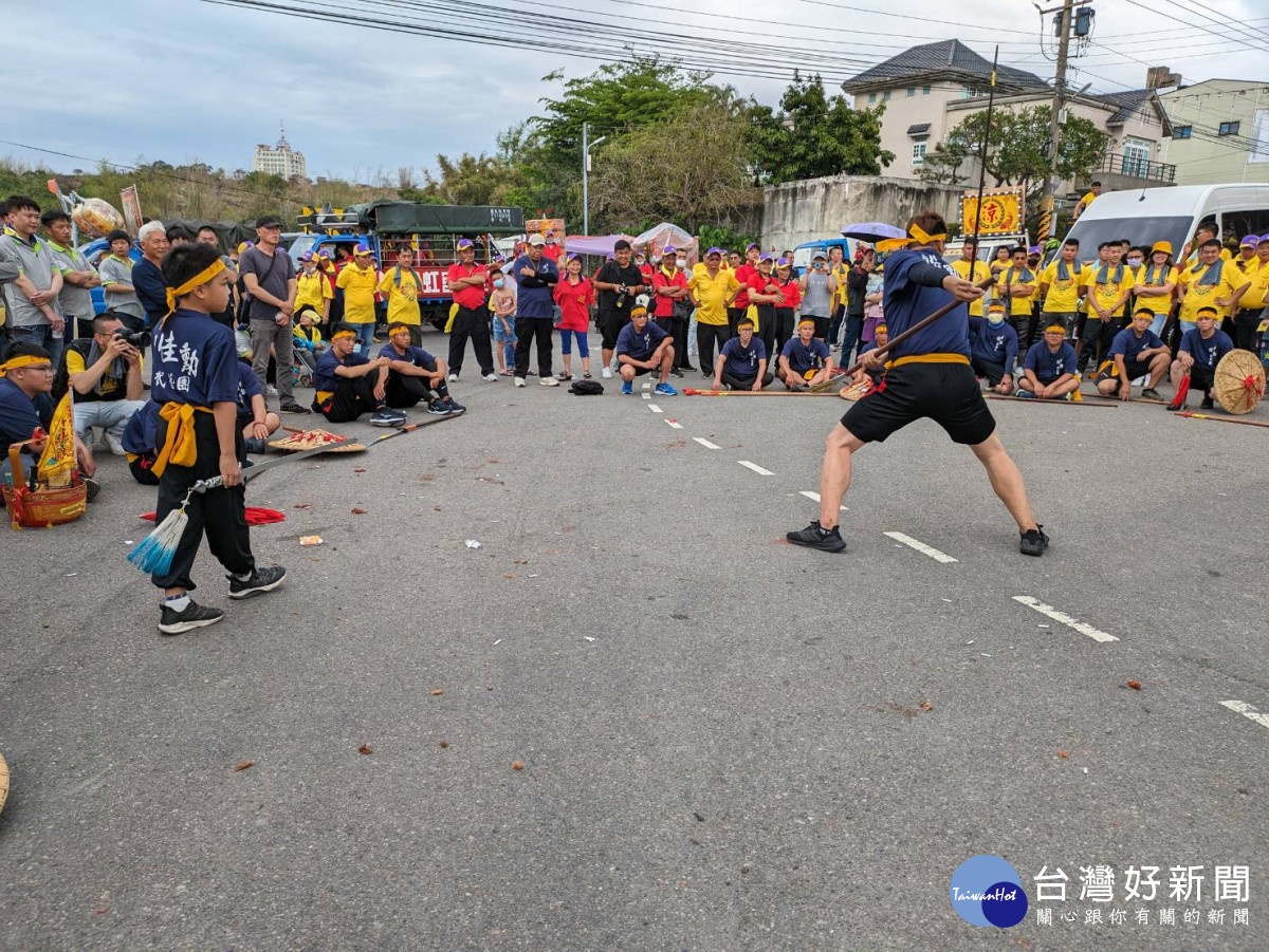 彰化南瑤宮開基三媽潦溪回鑾,下午三點多彰化市區繞境,上千民眾跪拜獻花迎轎。