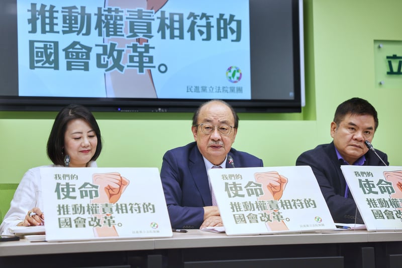 立法院民進黨團29日黨團會議通過「每天動員令」,欲與藍白黨團抗衡。中央社