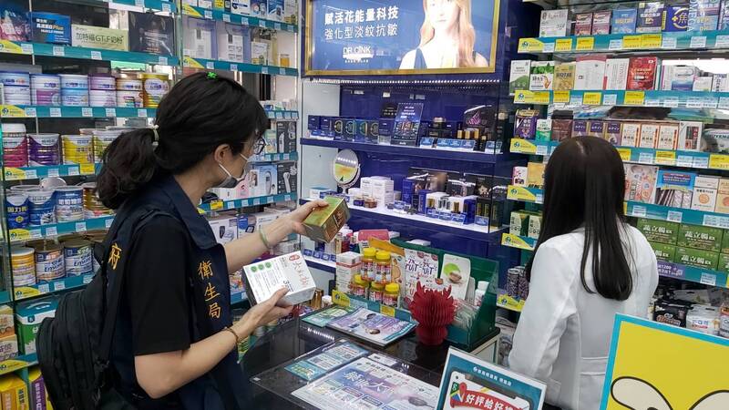 日本小林製藥含紅麴成分保健食品爆出有人食用後出現腎臟疾病問題,圖為高雄市衛生局27日派員稽查回收。高雄市衛生局提供