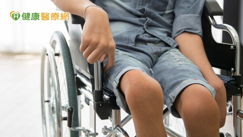 小兒麻痺合併脊椎側彎 微創手術重拾行走