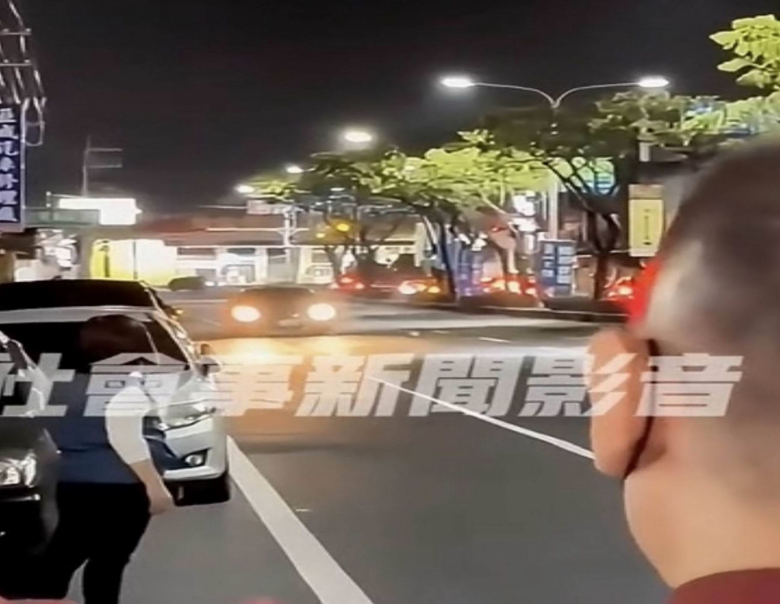 ▲1名乩童以紅布矇眼開轎車在省道台一線行駛300公尺，一旁的民眾拿著手機拍攝，竟還有人直呼「神蹟」，警方強調，行為已涉嫌觸犯公共危險罪。。（翻攝臉書社會事新聞影音）