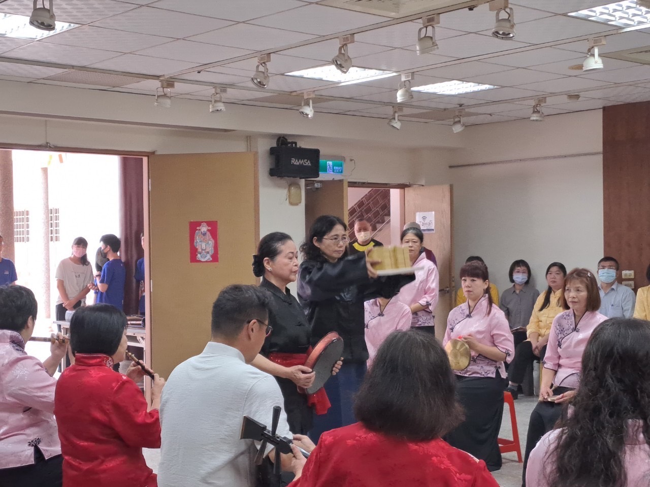▲彰化縣文化局舉辦「113年度南管孟府郎君春季祭典」，文化局南管實驗樂團及研習班參與整絃會奏向祖師爺獻樂。（記者張溎壕攝）