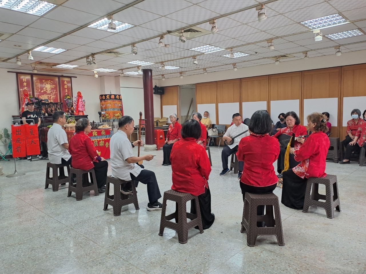 ▲彰化縣文化局舉辦「113年度南管孟府郎君春季祭典」，文化局南管實驗樂團及研習班參與整絃會奏向祖師爺獻樂。（記者張溎壕攝）
